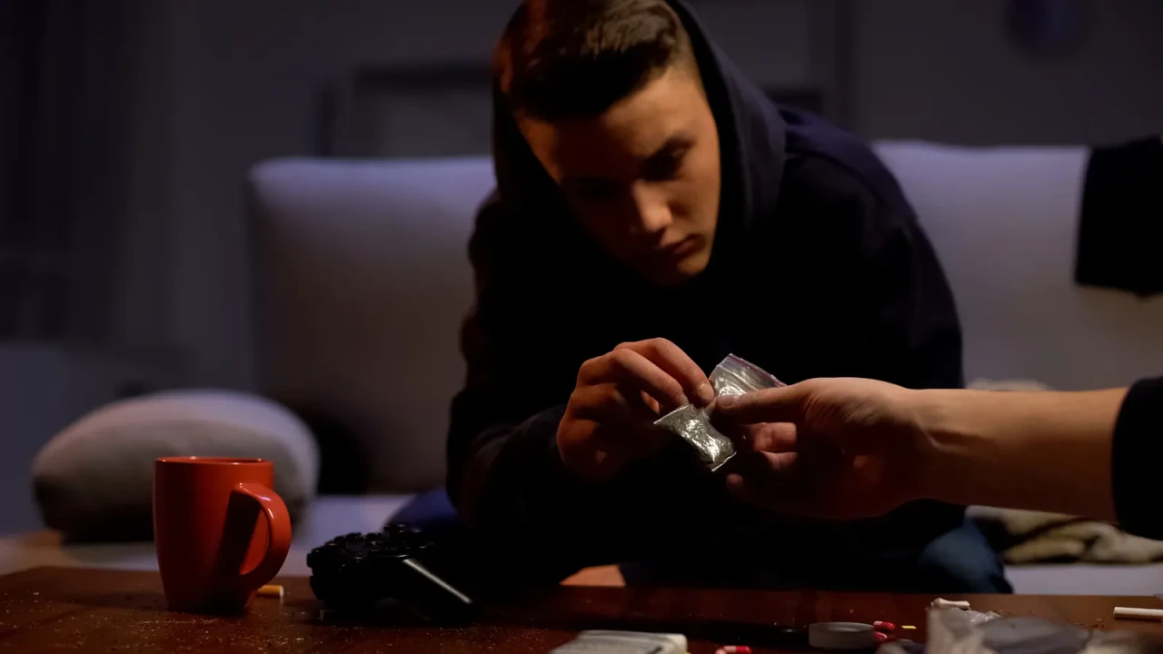 boy-grabbing-bag-weed boy-grabbing-bag-weed