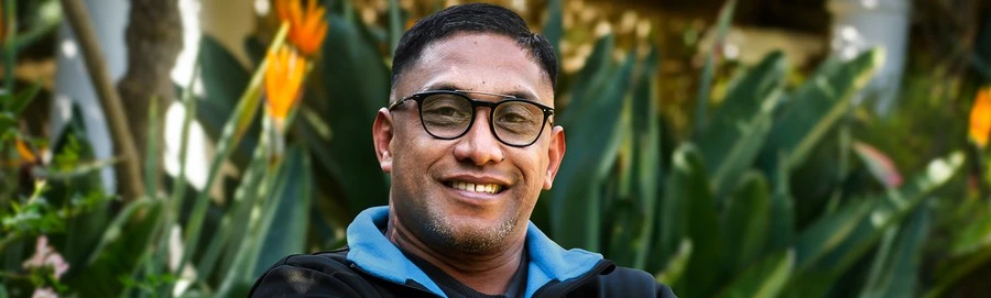 Portret van Ridhaa Mohamed, herstelassistent bij afkickkliniek Zuid-Afrika.