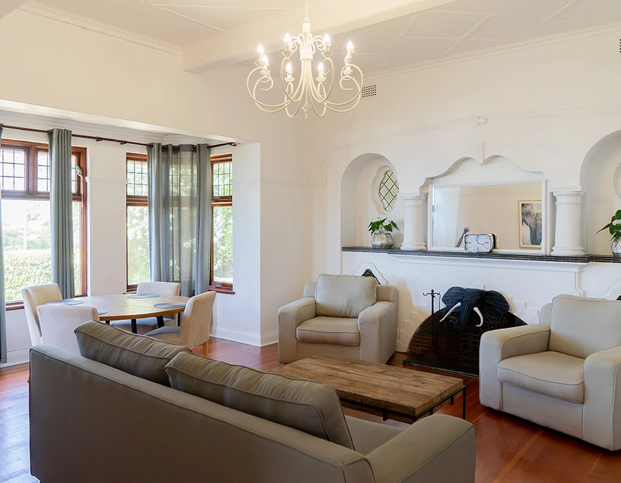 Woonkamer van afkickkliniek Zuid-Afrika met luxe inrichting en rustige sfeer.
